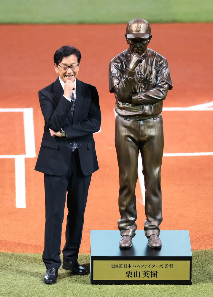 栗山英樹さんの立像お披露目 野球殿堂入り記念 エスコンに展示：北海道