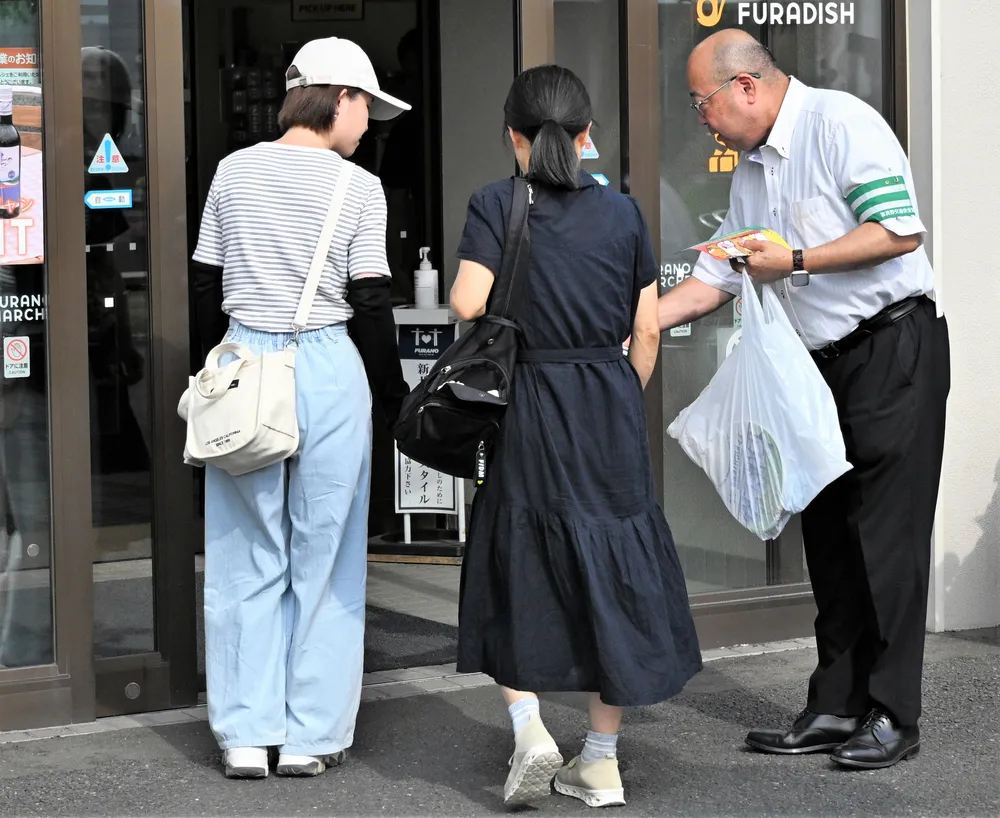 買い物客にチラシやうちわを配り、飲酒運転根絶を訴えた啓発活動