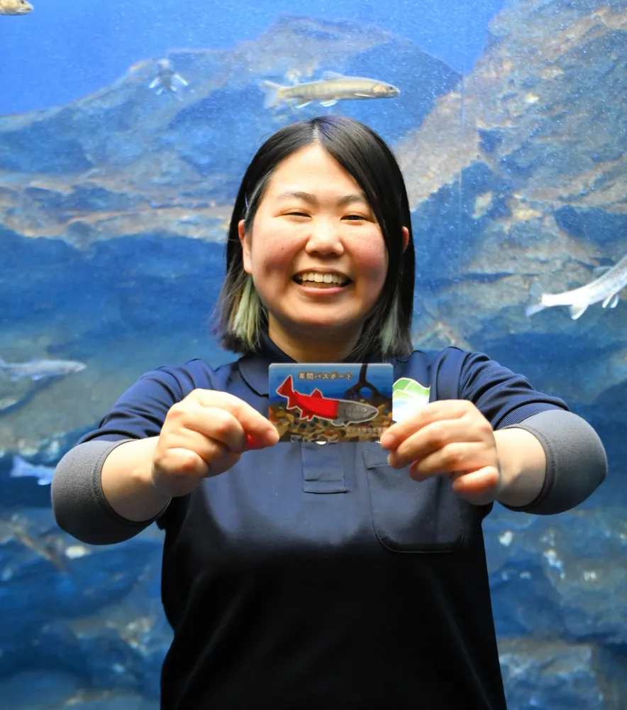 北見・北の大地の水族館が年パス新デザイン イトウの婚姻色テーマ