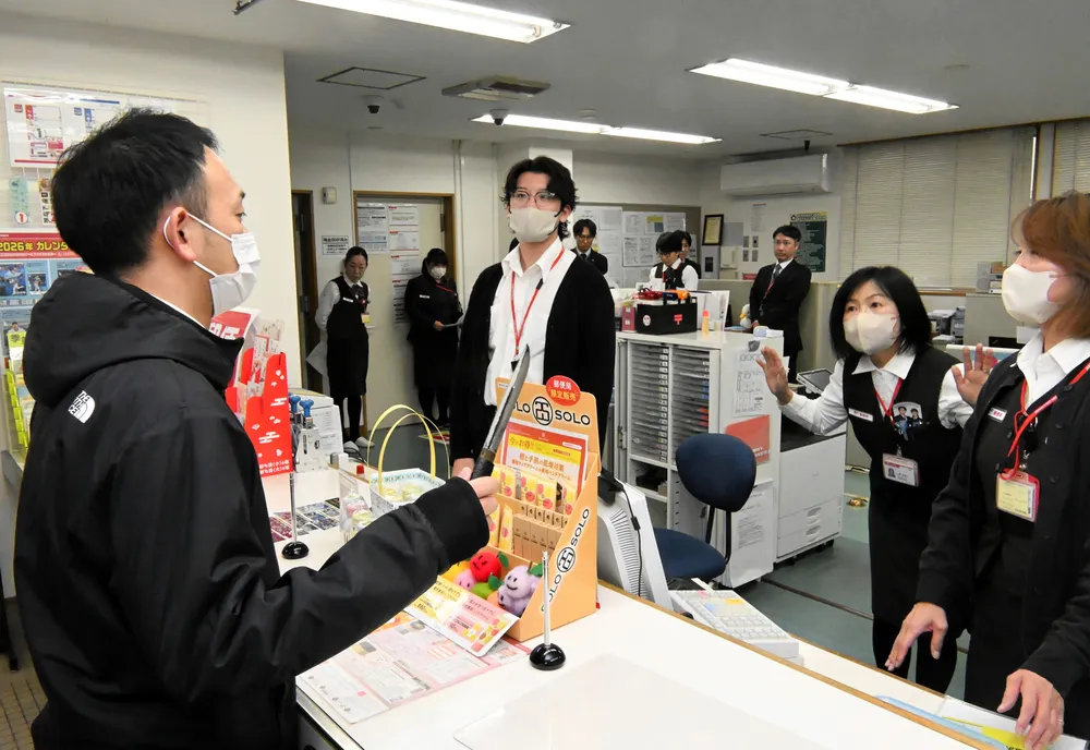 強盗想定、対処法を確認 深川署、一已郵便局で訓練：北海道新聞デジタル