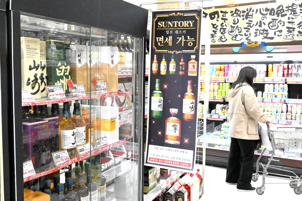 韓国人に人気なMEGAドン・キホーテ西帯広店のウイスキーコーナー。韓国語表記のポップもある