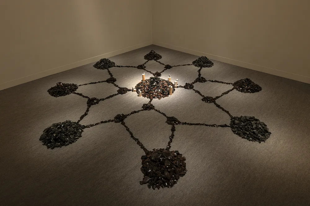 小松美羽展 学芸員の推しはコレ！＞（下） 平和のつながり 黒曜石の環