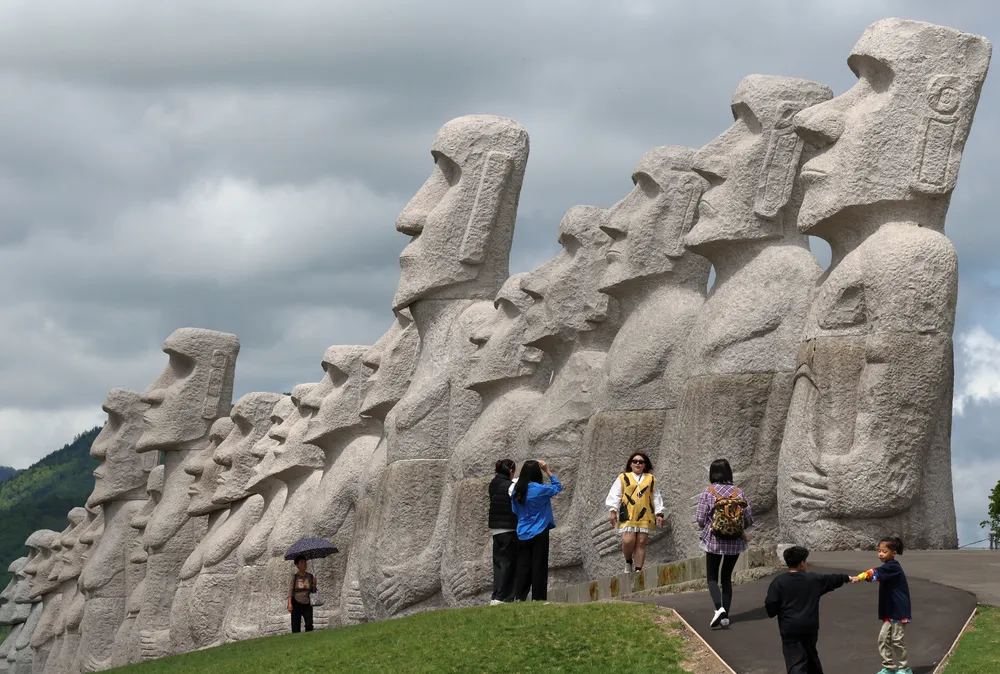 モアイ像やストーンヘンジ、頭大仏 札幌・滝野霊園、独特の石像が