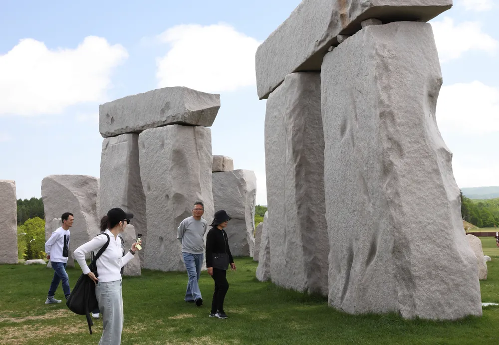 モアイ像やストーンヘンジ、頭大仏 札幌・滝野霊園、独特の石像が