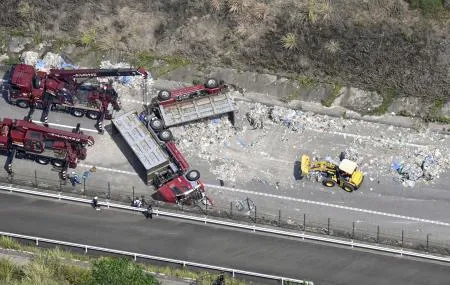 新東名で鉄くず散乱、愛知 トレーラー横転、1人軽傷か：北海道新聞デジタル