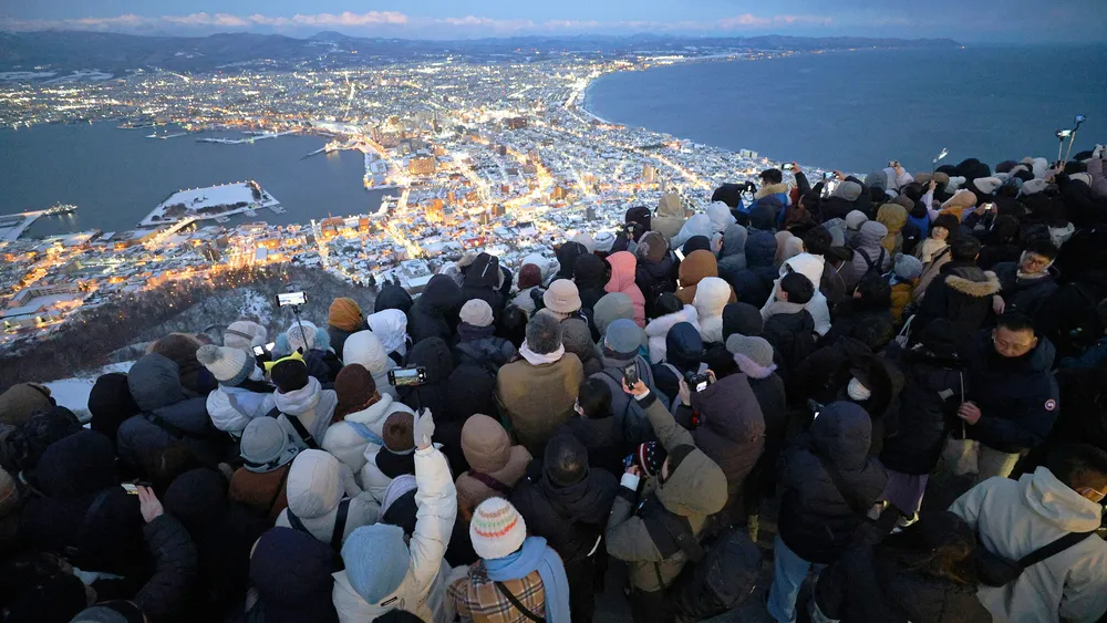 日没直後の美しい夜景を目当てに混雑する函館山の山頂展望台=昨年12月29日午後4時45分（野沢俊介撮影）