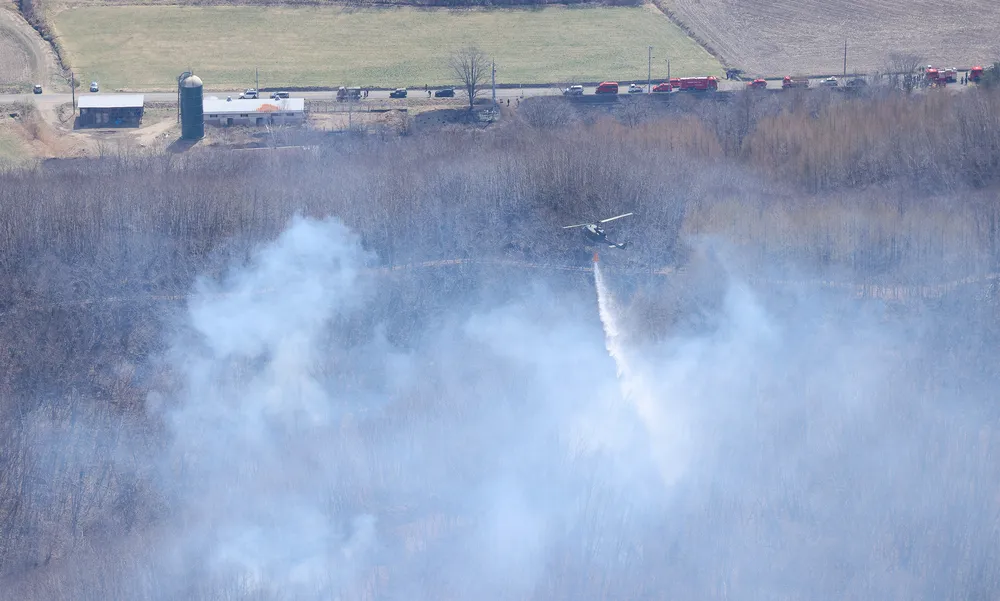 池田の野火、延焼続く　自衛隊ヘリなど6機体制で放水も鎮圧に至らず　拡大の可能性も