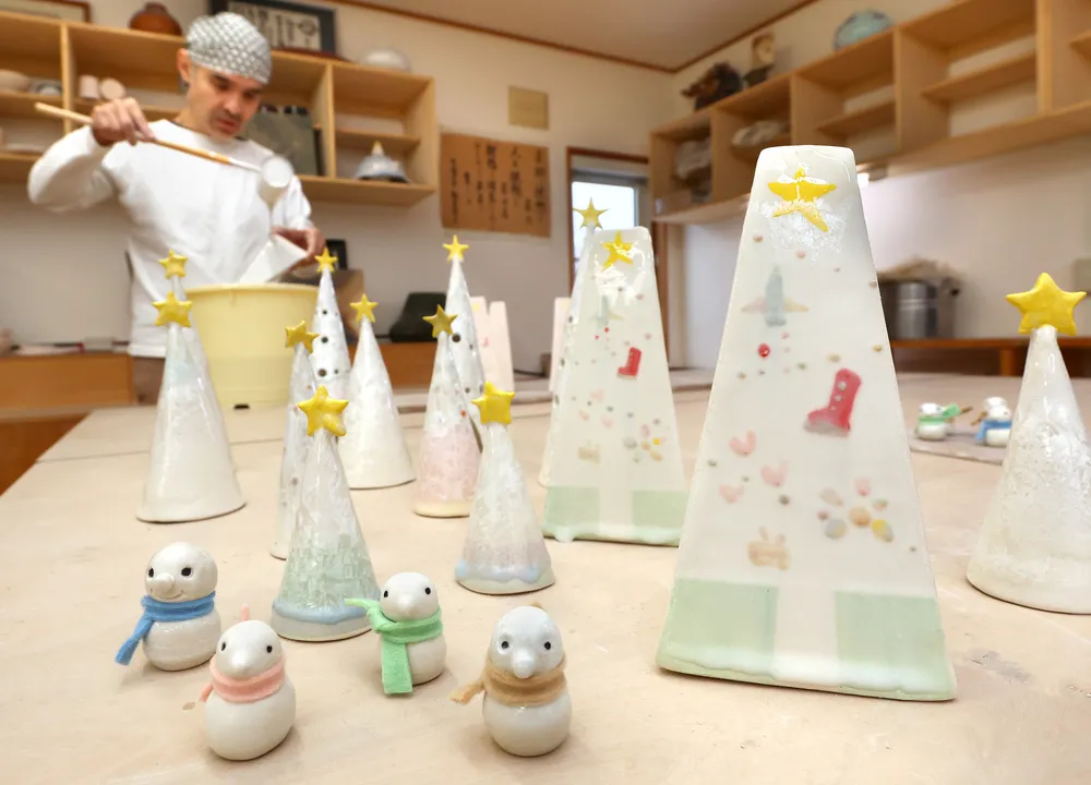 焼き上げられたクリスマス向けの花器と置物（熊谷洸太撮影）