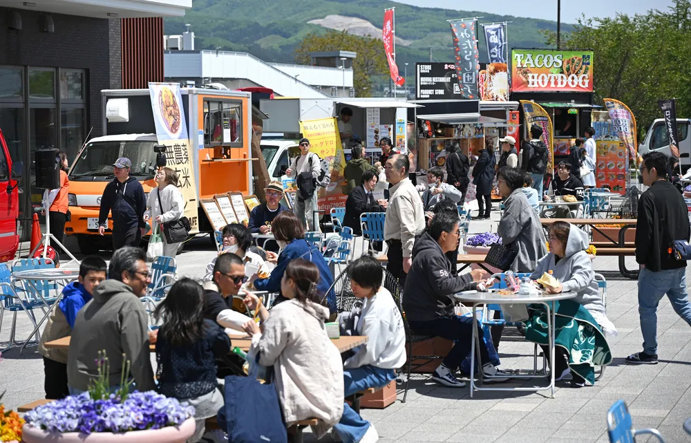道内のキッチンカー、北斗に集結 24日までフェス 旅行客らでにぎわう
