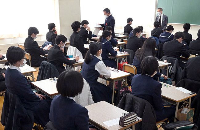 高校受験に臨む受験生たち＝３月、北見市内