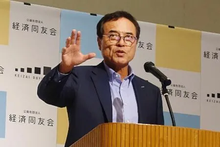 夏季セミナーでスピーチする経済同友会の新浪剛史代表幹事=18日午後、長野県軽井沢町