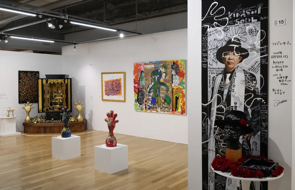 多くの作品が並ぶ「『木梨憲武展−TOUCH』SERENDIPITY−意味ある偶然」の会場=札幌市中央区のサッポロファクトリーギャラリー（小葉松隆撮影）