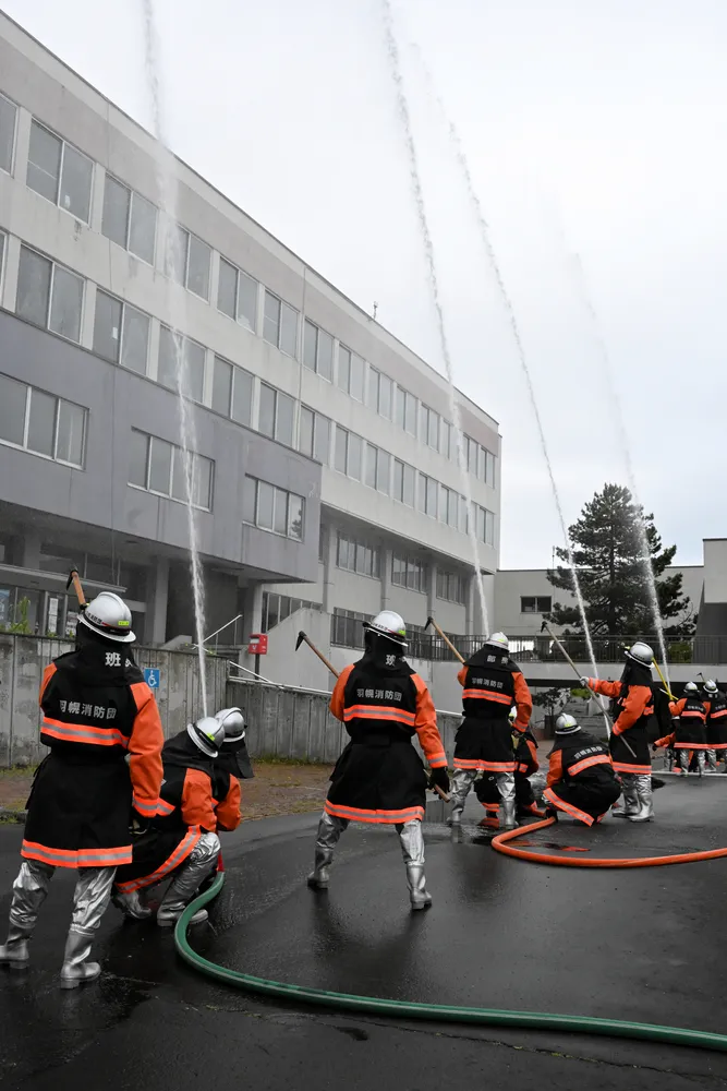 まとい振り、放水で防火誓う 羽幌で消防団など春季演習のサムネイル