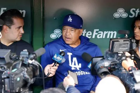 試合前、取材に応じるドジャースのロバーツ監督=シカゴ（共同）