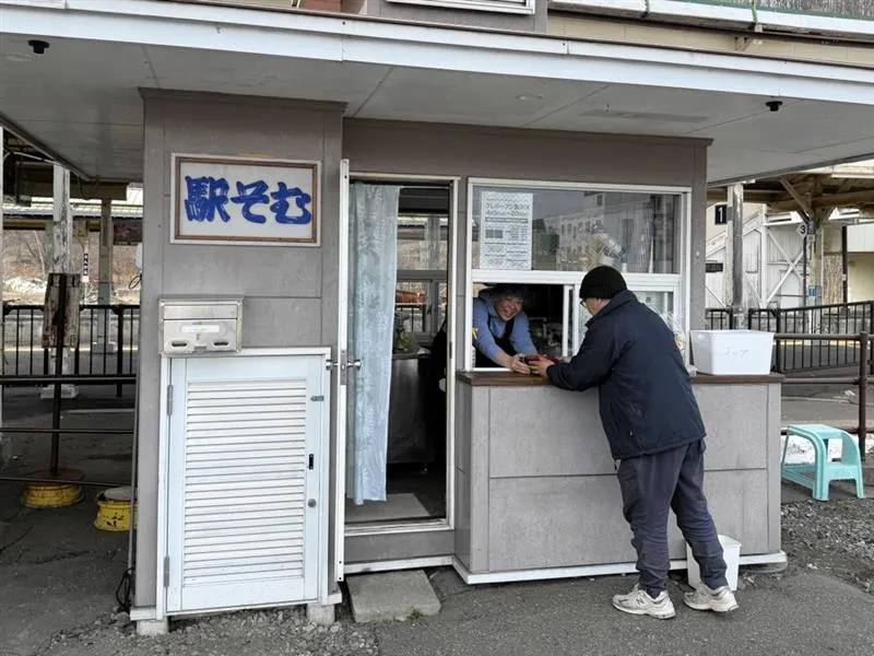 JR遠軽駅に立ち食い「北一そば」復活 CFで実現 構内では日本最北