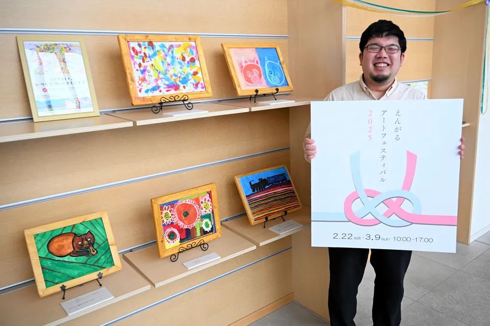 展示会場で、多くの来場を呼びかける日永さん