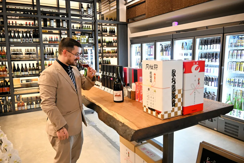 150万円の仏産ワインも　倶知安に酒店開業　手ごろな「立ち飲み」併設