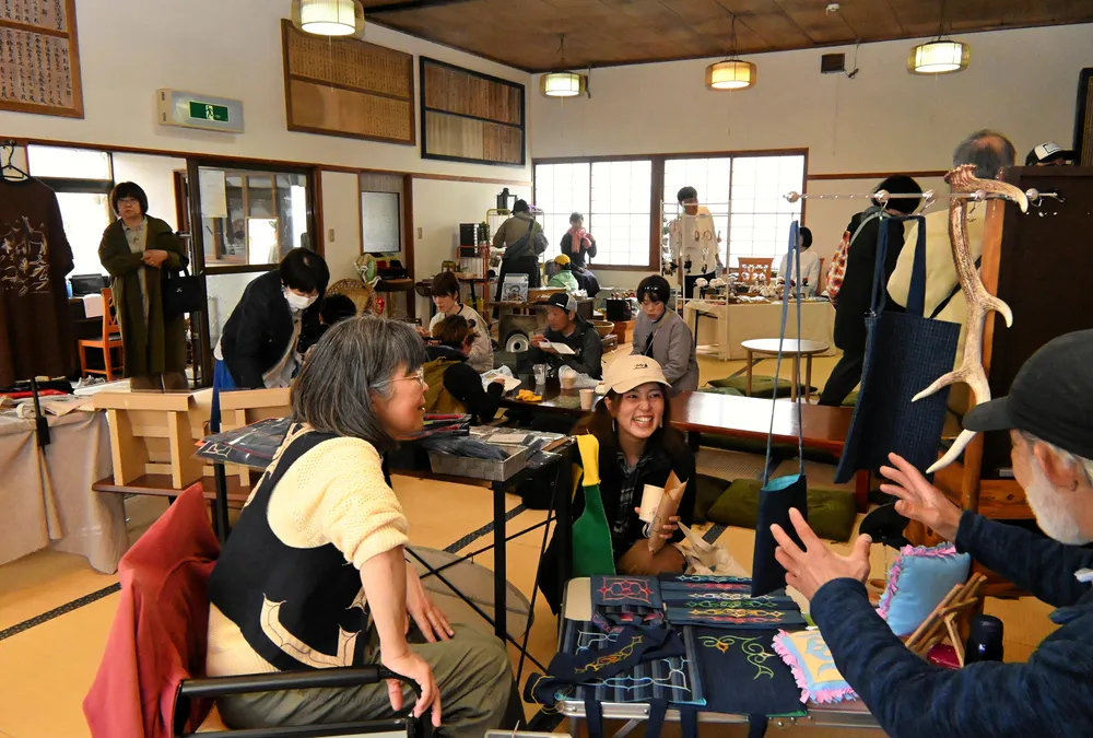 毎年恒例の自由市でにぎわう「アウトドア・宿　マンディル」