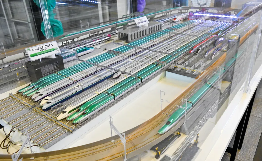 新幹線11種類の鉄道模型　新函館北斗駅に展示中　「おこさま専用券売機」も：北海道新聞デジタル