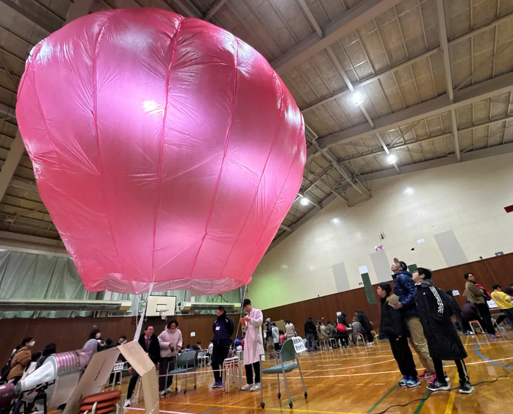 浮かぶ気球、科学で解く面白さ 静内高で教師らフェス：北海道新聞デジタル
