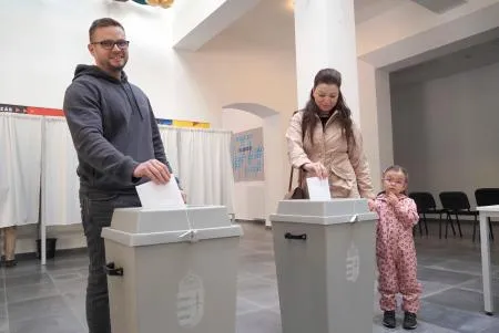 ハンガリー議会総選挙で投票する有権者ら=12日、ブダペスト（共同）