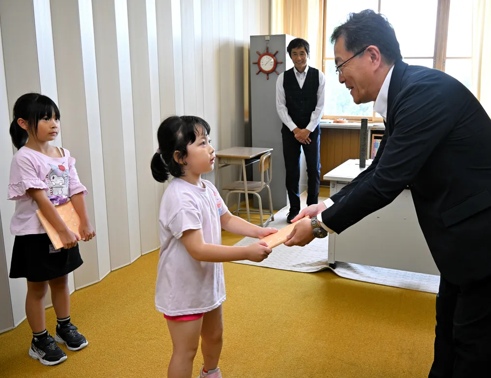 深川市が新事業ブックセカンド開始 小学1年生に絵本贈る：北海道新聞