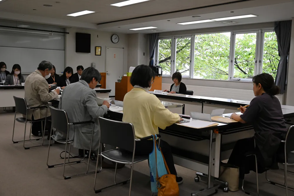 本年度の事業計画などについて話し合った市図書館協議会の定例会