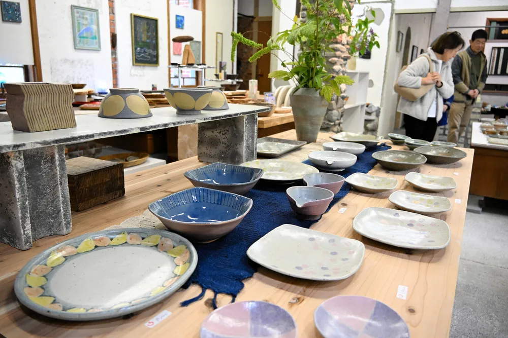 自然のぬくもり残す陶器 小樽の加藤さん、恵庭で作品展：北海道新聞