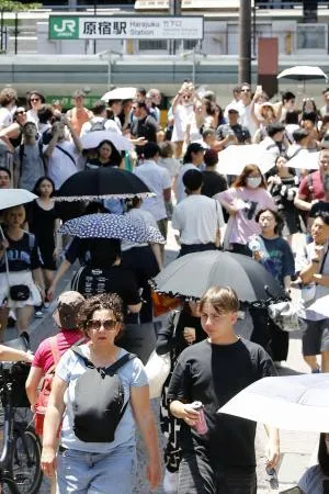 外国人観光客らで混雑する東京・原宿の竹下通り=18日午後
