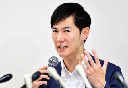 記者会見する再生の道の石丸代表=22日深夜、東京都港区