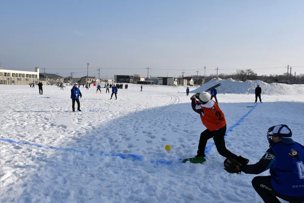 雪にも負けず、打って走って　増毛で道新杯ソフトボール大会