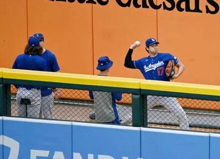 大谷がブルペンで投球練習 変化球を交えて17球