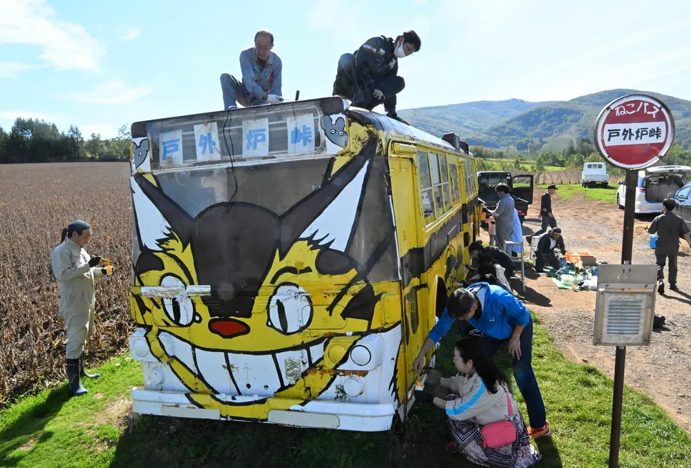 観光スポット「ネコバス」輝き復活 深川の団体が2年ぶり塗り直し