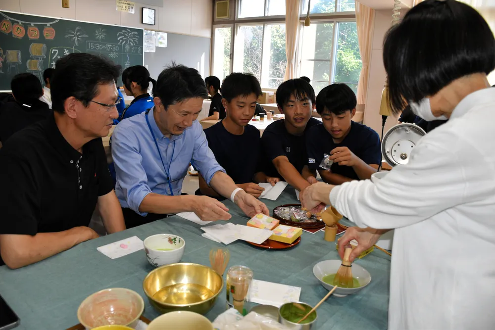 港南カフェで細山さん（右）が提供する抹茶を楽しむ安達会長（左）ら