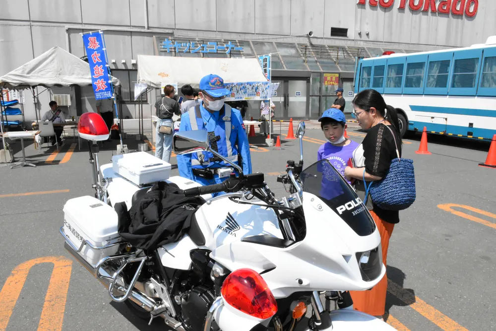 白バイ展示、指紋採取体験も 北見署、市内スーパーで啓発イベント：北海道新聞デジタル