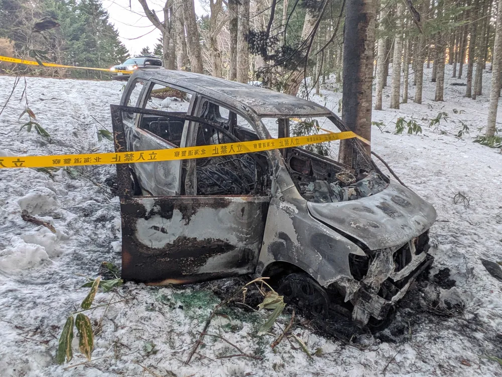 全焼した車近くに性別不明遺体　当別の道道脇
