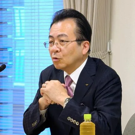 記者会見する日本新聞協会の中村史郎会長=18日午後、東京都内