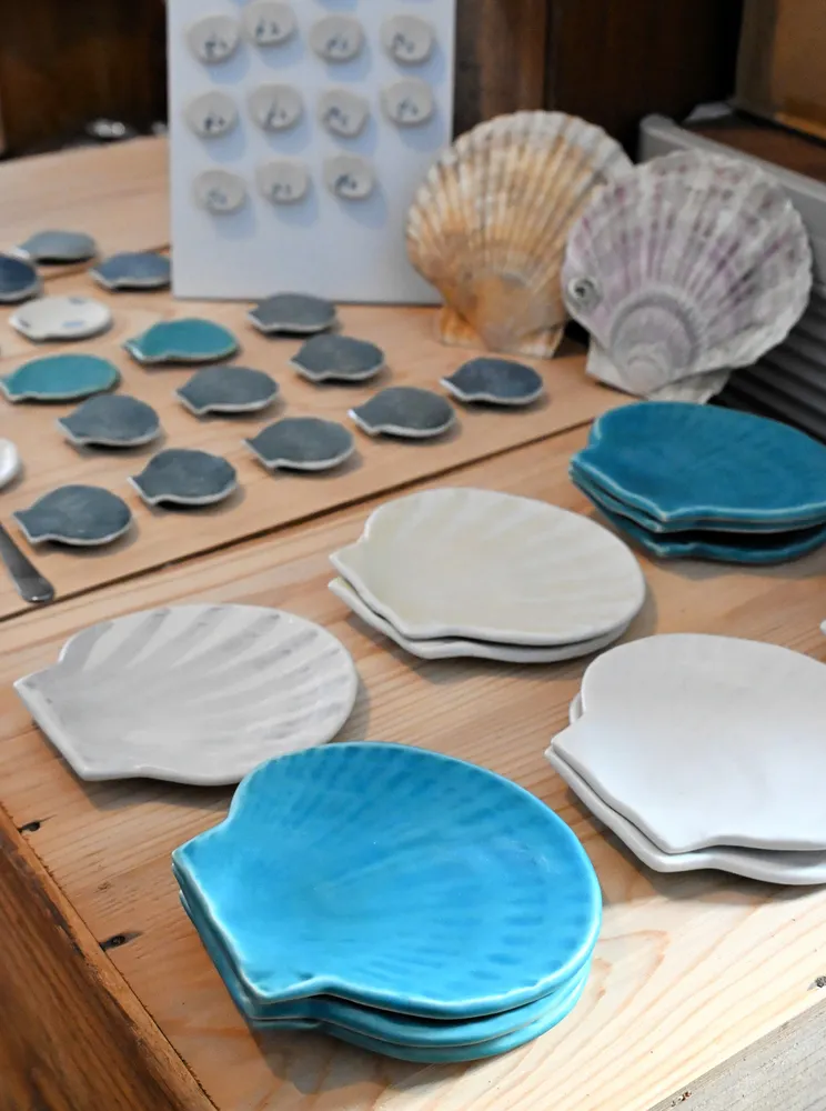 これみっけ！＞貝殻かたどり愛らしく 〆三ホタテプレート＝〆三さるる