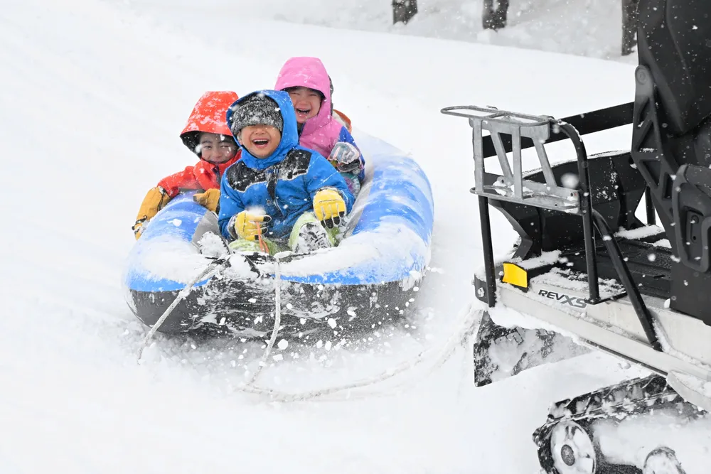 滑った跳ねた 雪上「楽しい」 ニセコで子ども向け催し：北海道新聞デジタル