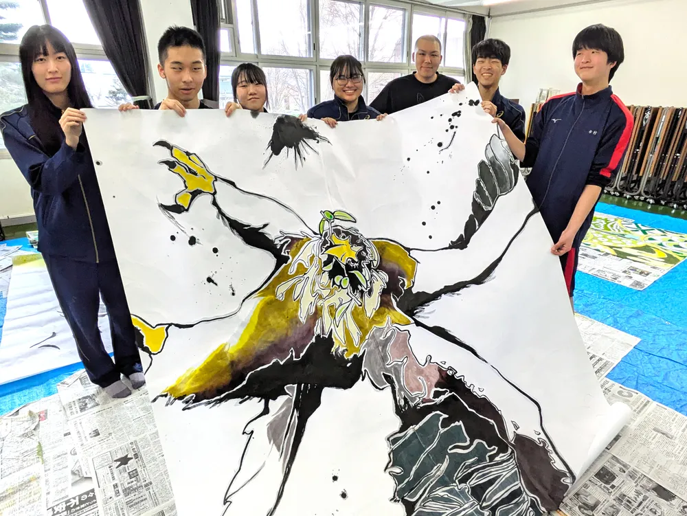 平和願い山車にねぷた絵 八雲高美術部の生徒、オリーブと町鳥ワシを