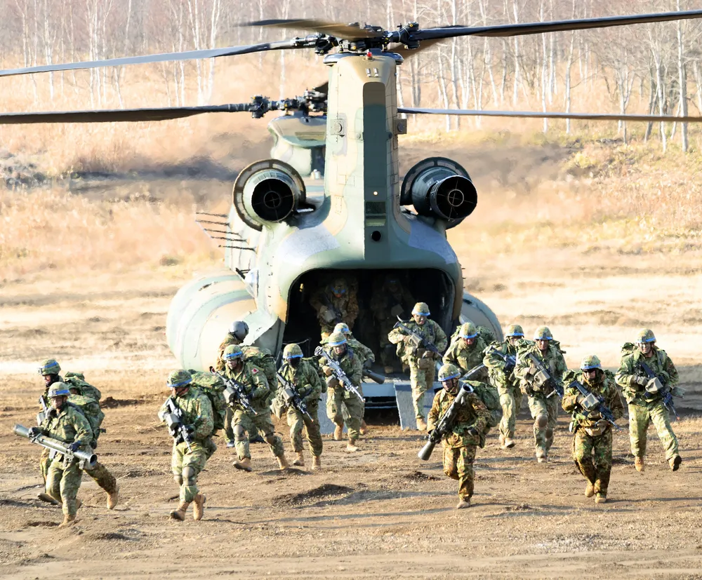 陸自と英陸軍の共同訓練公開 ヘリで部隊展開 北海道大演習場千歳地区