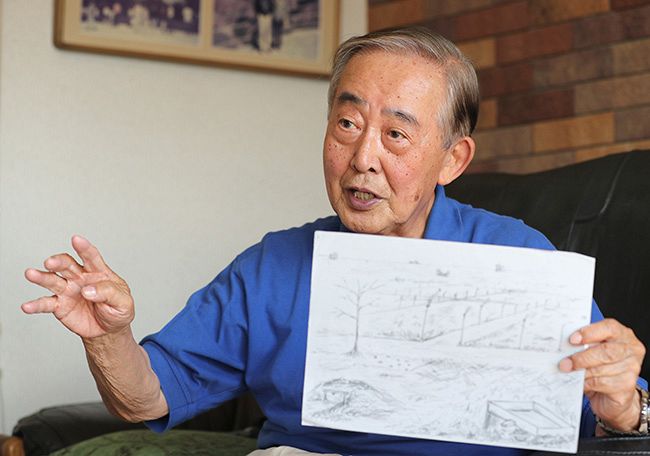 被ばく後の自宅の様子を描いた絵を手に、当時の様子を語る大村一夫さん＝札幌市中央区の自宅（中村祐子撮影）