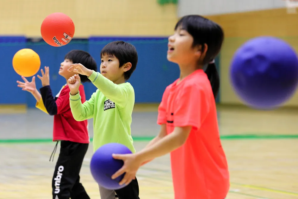 岩見沢 広がれバルシューレ 地域スポーツクラブの力＞㊤ 球技の基礎