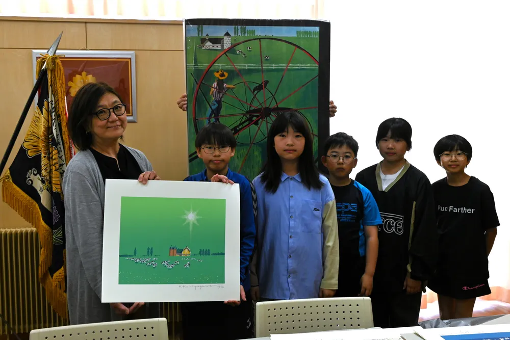 栗谷川健一さんの版画、母校・岩見沢小へ 孫の上野さんが寄贈 デザイン