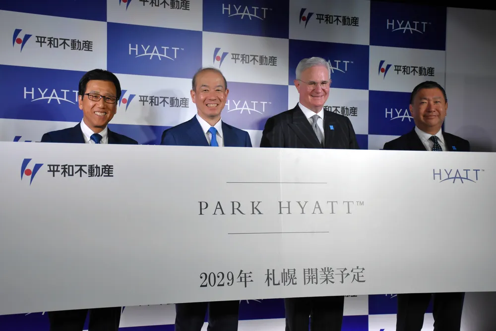 記者会見後、写真撮影に応じる左から札幌市の秋元克広市長、平和不動産の土本清幸社長、ハイアットアジア太平洋地区のデービット・ユデル・グループプレジデントら