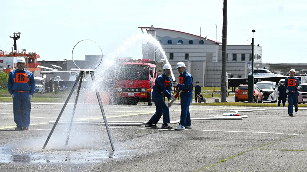 紋別消防団が海洋公園で消防演習 5分団73人が技術向上図るのサムネイル