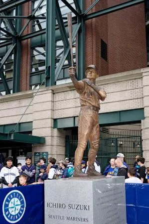 イチローさん銅像が完成 シアトルの本拠地で除幕式：北海道新聞デジタル