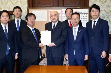 「政党ガバナンス強化法案」を参院に提出する国民民主党=12日午後、国会