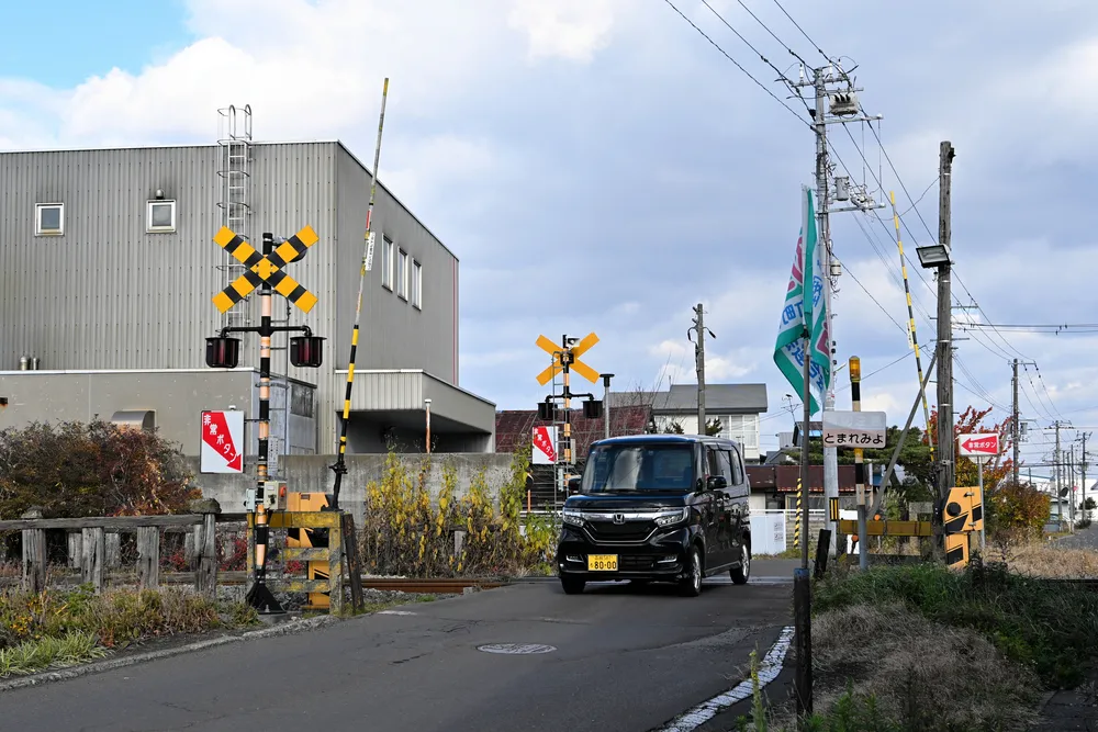 津波避難時、遮断踏切も横断可能に JR北海道方針 「十分に列車確認を