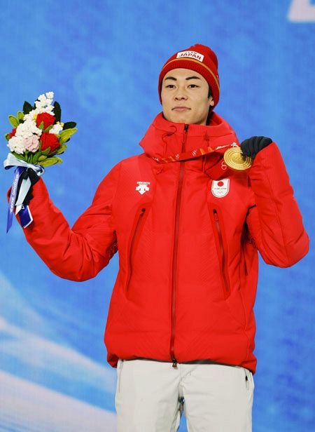 北京五輪男子個人ノーマルヒルのメダルセレモニーで、金メダルを手にする小林陵侑選手＝２０２２年２月８日、張家口（共同）